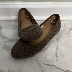 Universal Threads tan flats